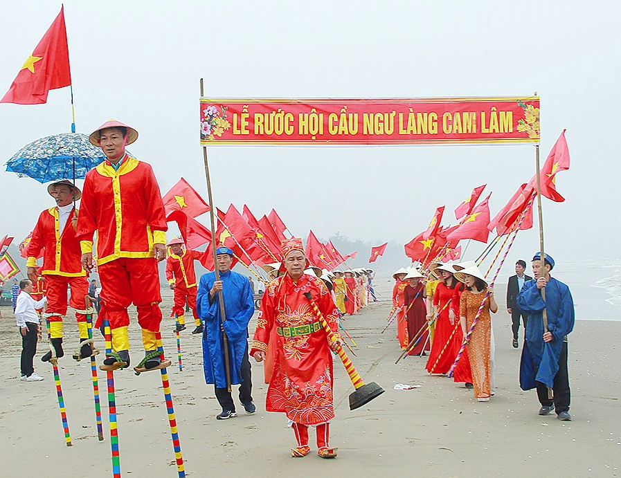 Đón bằng công nhận Di sản văn hóa phi vật thể cấp quốc gia Lễ hội cầu ngư làng Cam Lâm - Ảnh 3.