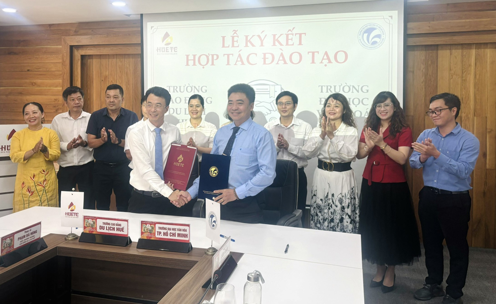 Ký kết thỏa thuận hợp tác giữa Trường Đại học Văn hóa TP.Hồ Chí Minh và Trường Cao đẳng Du lịch Huế - Ảnh 1.