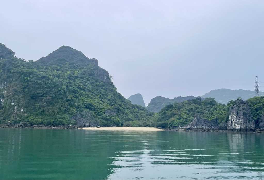 Quảng Ninh đưa du lịch trở thành ngành kinh tế mũi nhọn - Ảnh 1.