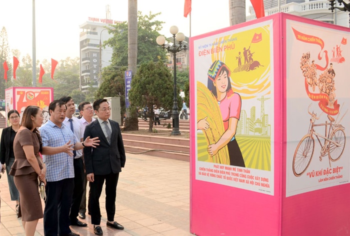 Triển lãm tranh cổ động tuyên truyền kỷ niệm 70 năm Chiến thắng Điện Biên Phủ - Ảnh 2.