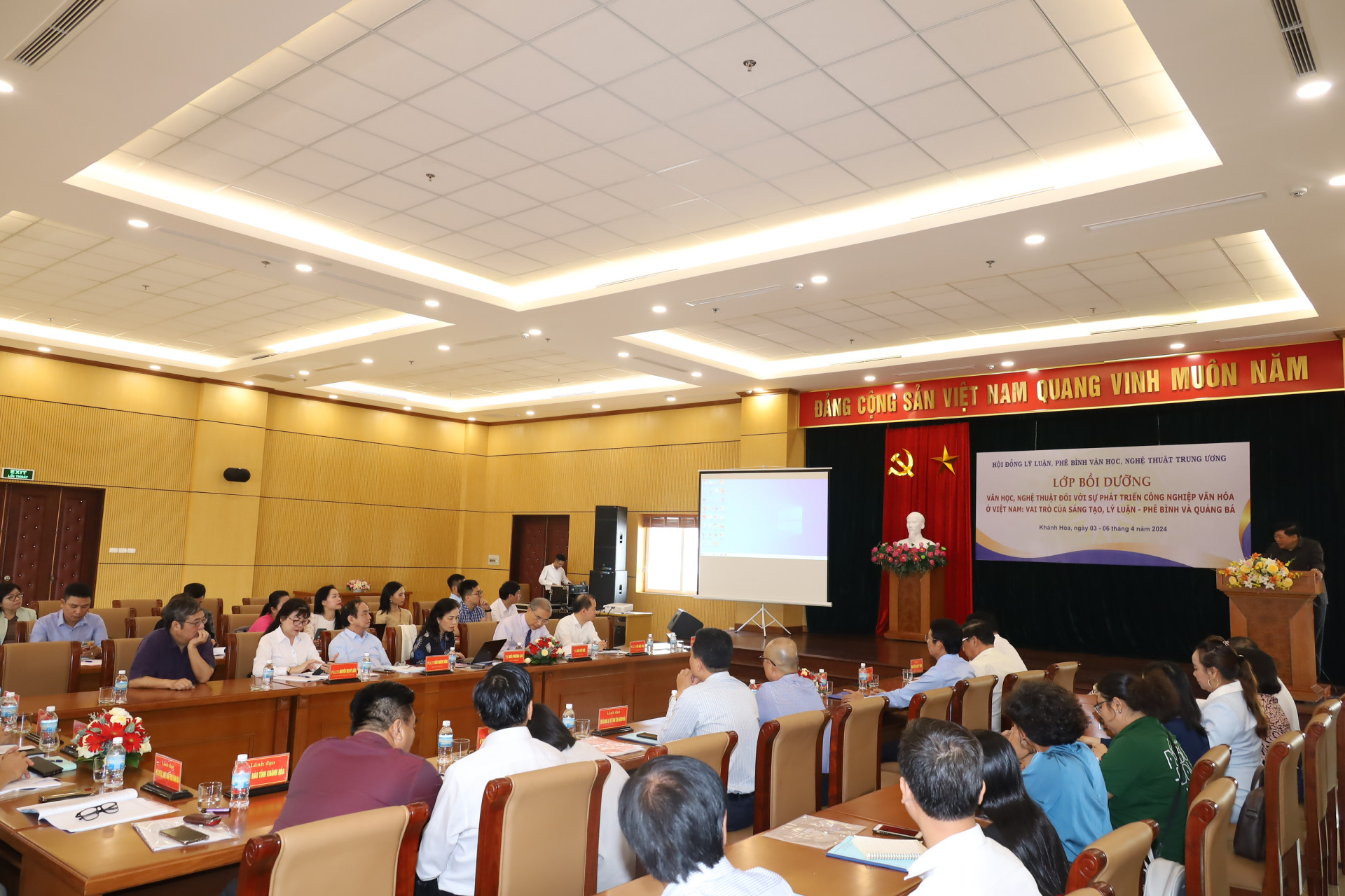 Khánh Hòa: Hơn 80 học viên tham gia bồi dưỡng văn học nghệ thuật về sự phát triển công nghiệp văn hóa ở Việt Nam - Ảnh 1.