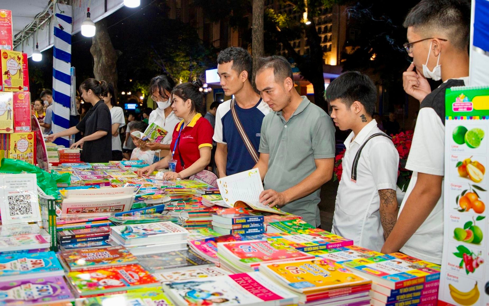 Hội sách mừng Ngày Sách và văn hóa đọc Việt Nam diễn ra tại Văn Miếu - Quốc Tử Giám - Ảnh 1.