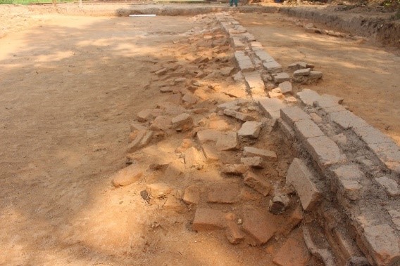 Kết quả khai quật khảo cổ học phế tích kiến trúc đường dẫn ở phía Đông tháp K- Mỹ Sơn - Ảnh 2.