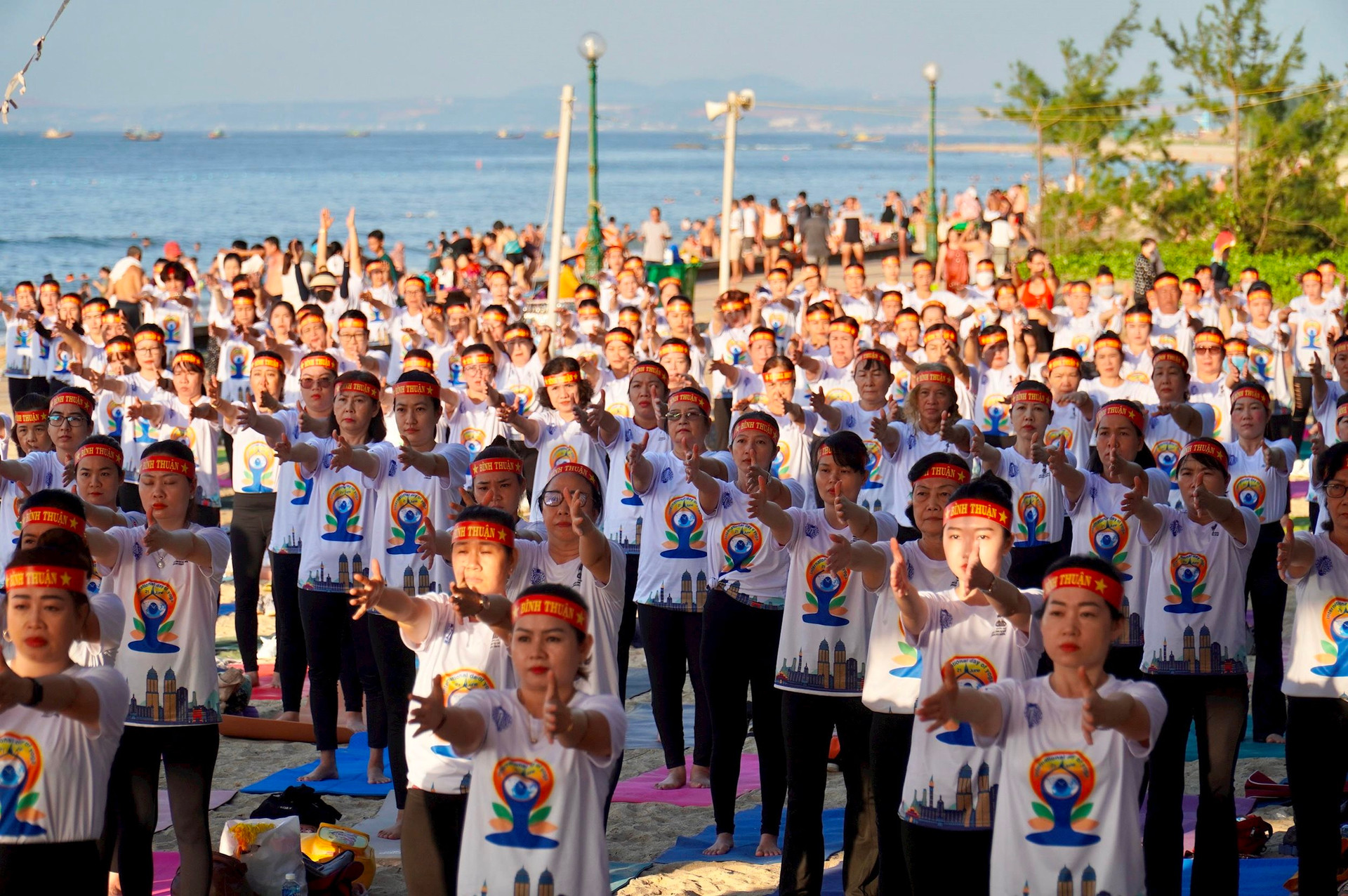 Bình Thuận: 1000 vận động viên tham gia Ngày Quốc tế Yoga - Ảnh 1.