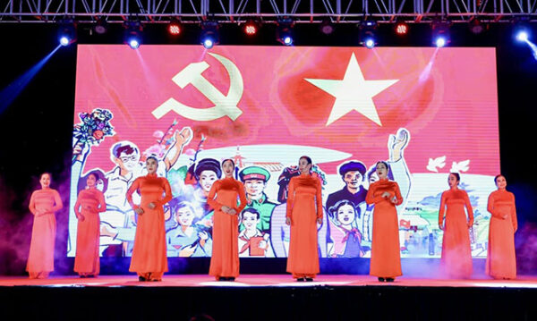 Hà Nội tổ chức biểu diễn nghệ thuật chào mừng kỷ niệm 134 năm Ngày sinh Chủ tịch Hồ Chí Minh - Ảnh 1.