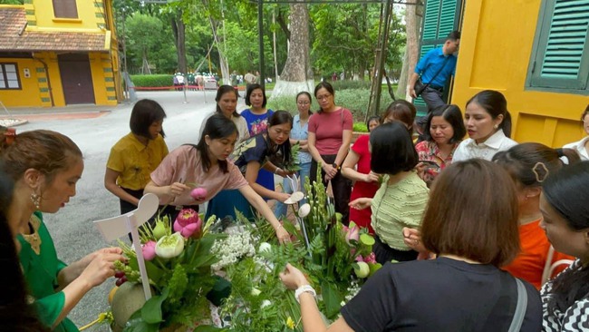 Các tác phẩm đặc sắc tại Hội thi cắm hoa, trang trí mâm ngũ quả tại Khu di tích Chủ tịch Hồ Chí Minh tại Phủ Chủ tịch - Ảnh 3.