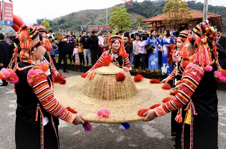 Phát huy giá trị văn hóa, con người, xây dựng tỉnh Lai Châu phát triển nhanh và bền vững - Ảnh 1.