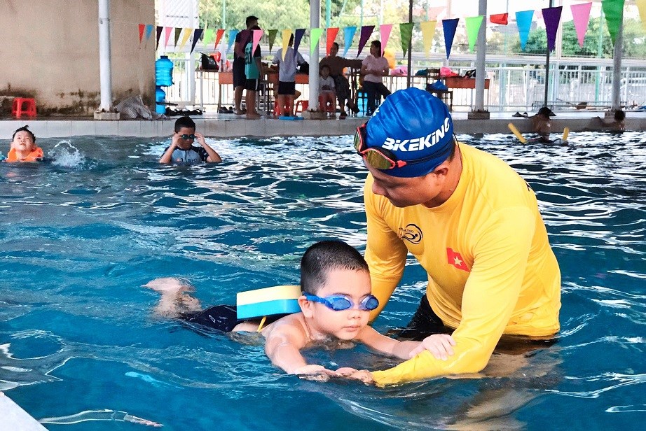 Quảng Bình: Những lớp dạy bơi ngày hè cho trẻ em - Ảnh 2.