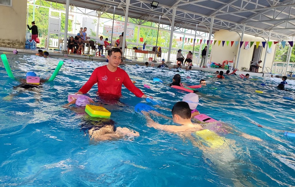 Quảng Bình: Những lớp dạy bơi ngày hè cho trẻ em - Ảnh 1.