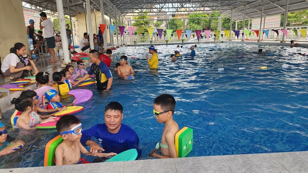 Quảng Bình: Những lớp dạy bơi ngày hè cho trẻ em - Ảnh 3.