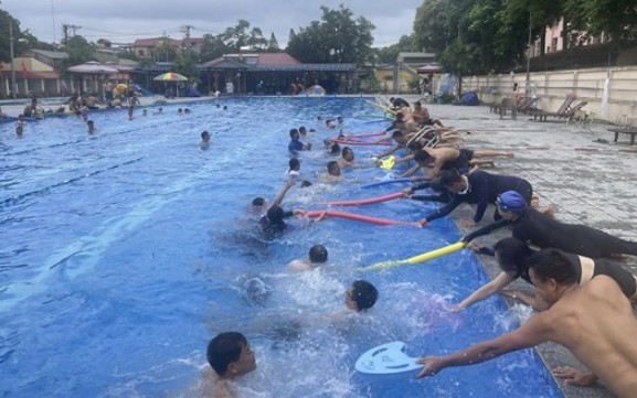 Gần 120 học viên tham dự lớp tập huấn triển khai thí điểm Chương trình Bơi an toàn, phòng chống đuối nước năm 2024