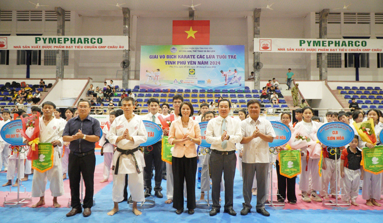 250 VĐV thi đấu tại Giải vô địch Karate các lứa tuổi tỉnh Phú Yên năm 2024 - Ảnh 1.