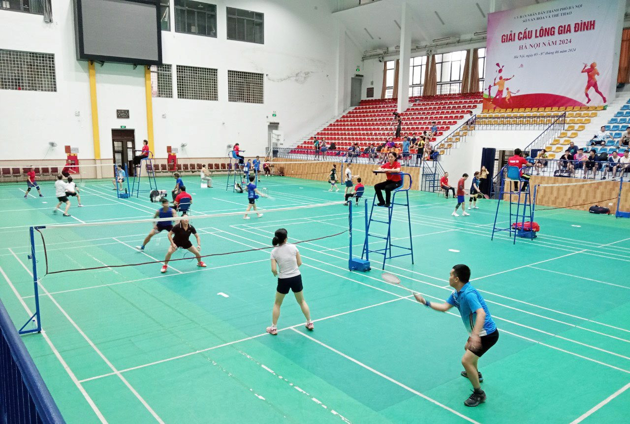 Hà Nội: Gần 300 vận động viên tham gia thi đấu Giải cầu lông gia đình năm 2024 - Ảnh 2.