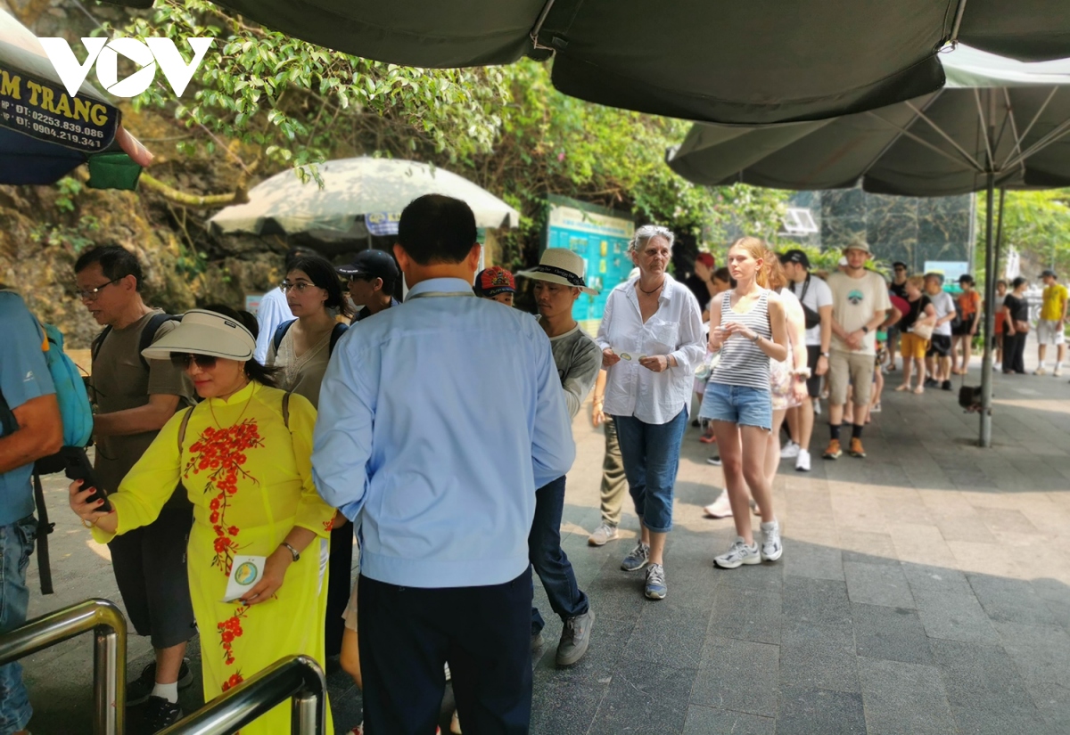 Doanh thu du lịch Quảng Ninh tăng đáng kể trong nửa đầu năm 2024 - Ảnh 2.