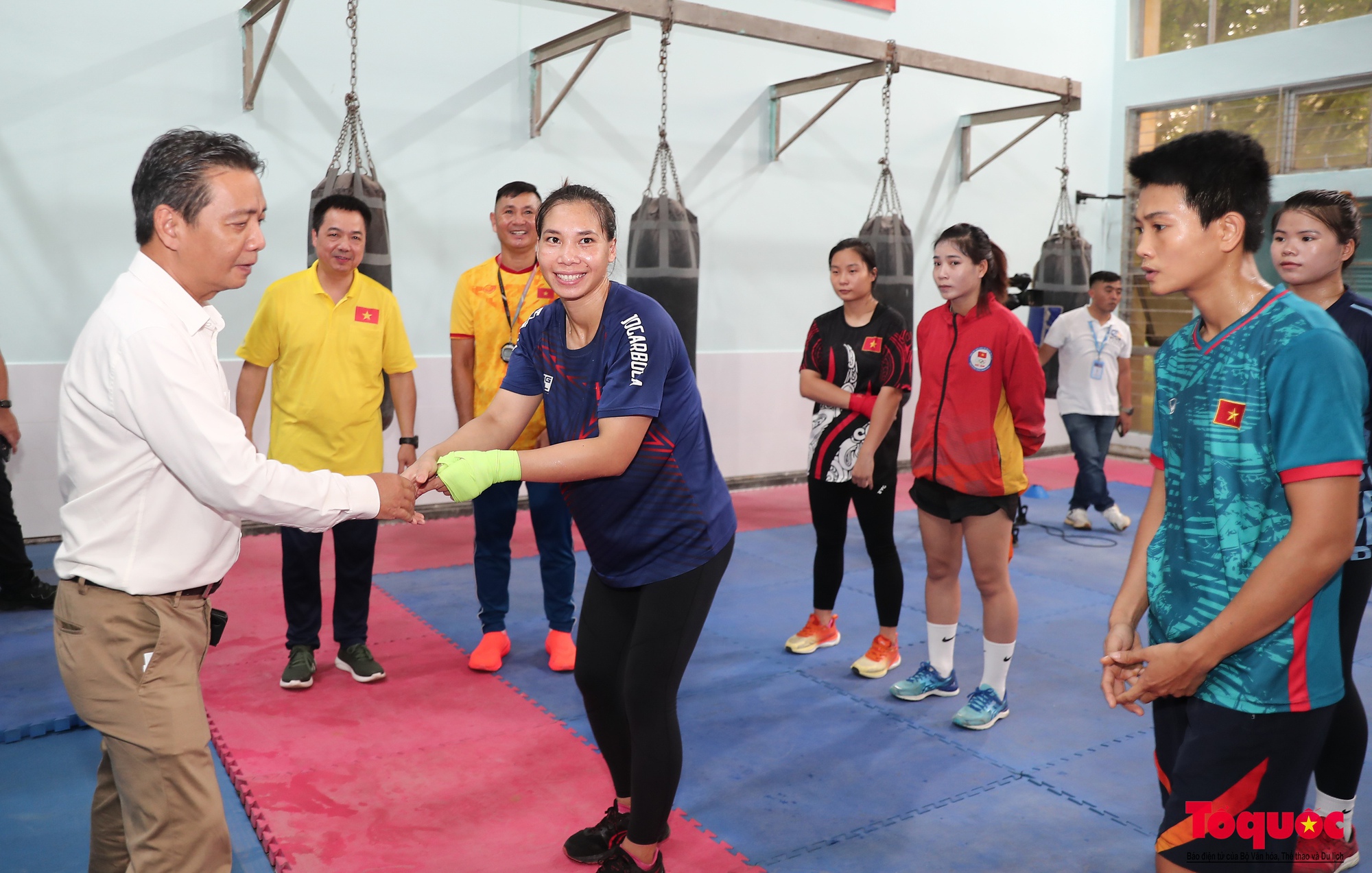 Thứ trưởng Hoàng Đạo Cương thăm và động viên các đội tuyển chuẩn bị tham dự Olympic Paris 2024 - Ảnh 4.