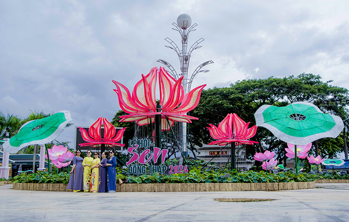 Trao bằng khen của UBND tỉnh cho các đại diện tập thể và cá nhân tiêu biểu trong các hoạt động - Ảnh 1.