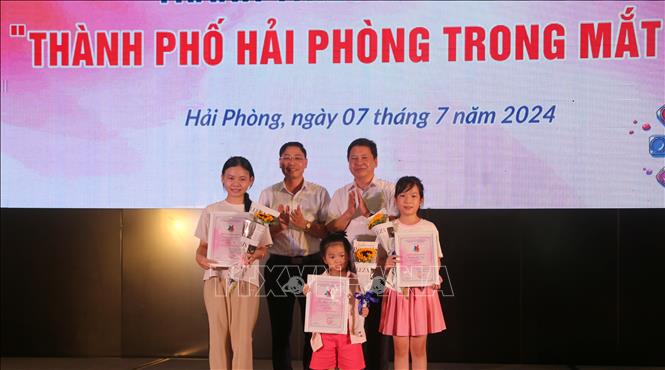 Trao giải Cuộc thi vẽ tranh &quot;Thành phố Hải Phòng trong mắt em&quot; - Ảnh 1.