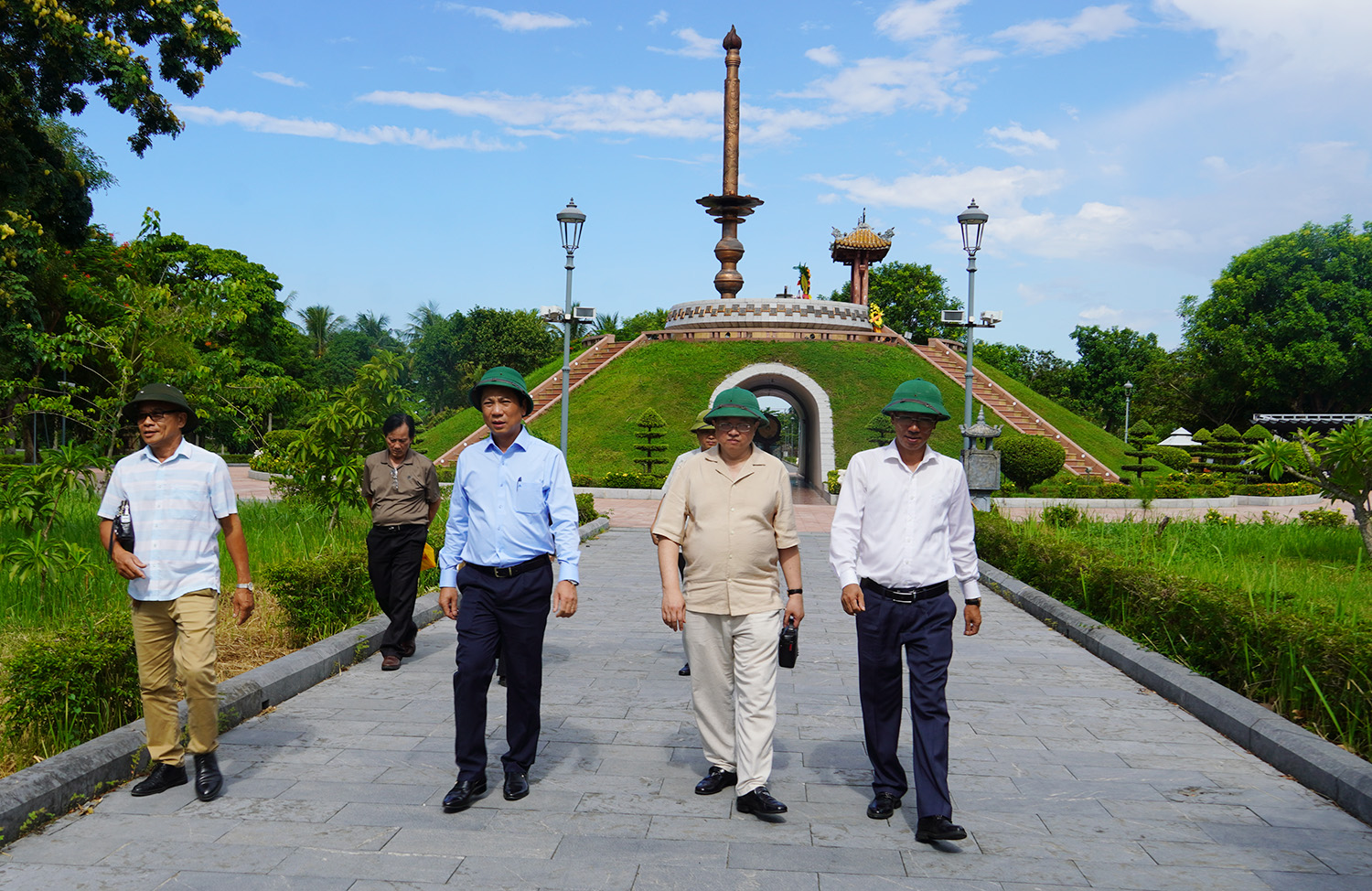 Bộ VHTTDL làm việc với UBND tỉnh Quảng Trị về công tác phối hợp tổ chức Chương trình “Ước nguyện hòa bình” - Ảnh 3.