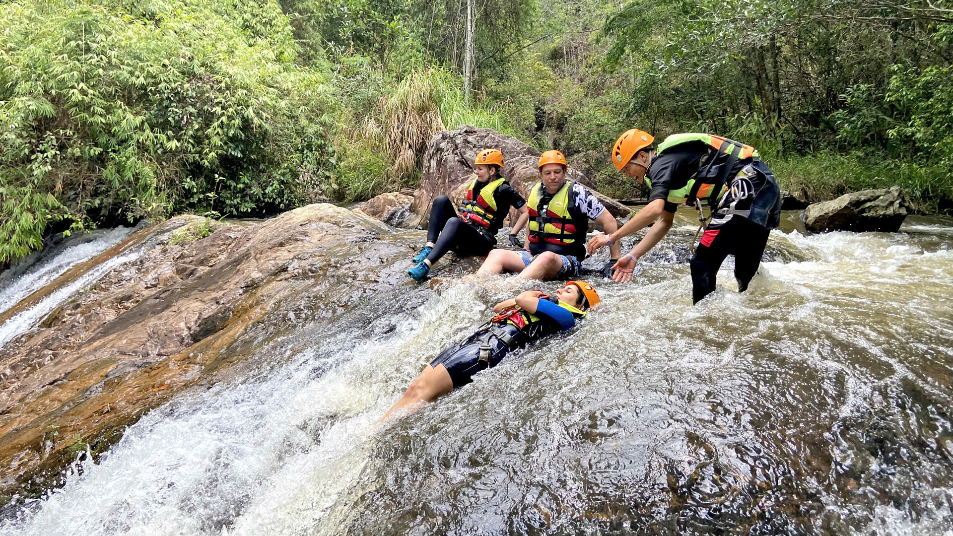 Ðà Lạt tỏa sáng trên bản đồ du lịch thế giới với tour vượt thác độc đáo - Ảnh 4.