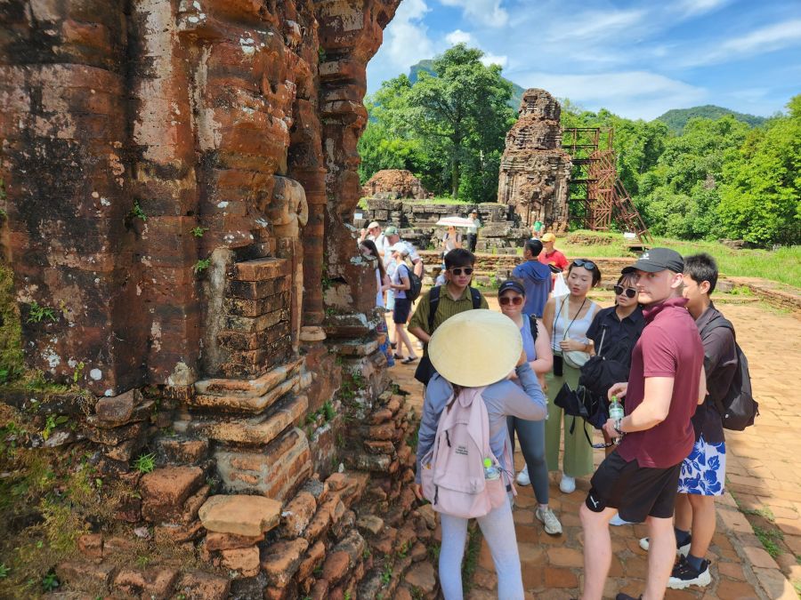 Quảng Nam: Triển khai các nhiệm vụ để thực hiện hiệu quả nghị quyết của Tỉnh ủy về phát triển thương mại - du lịch - Ảnh 1.