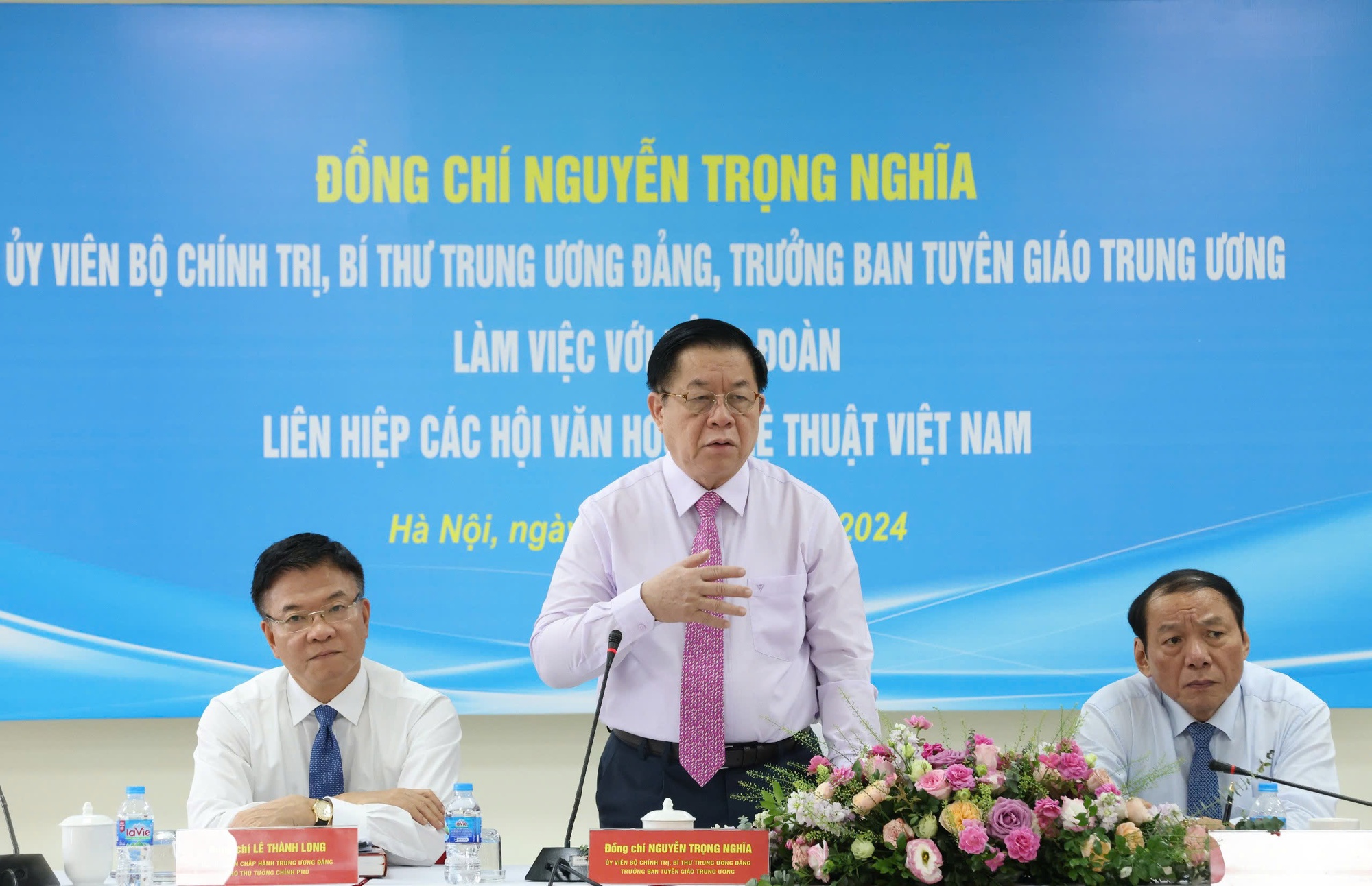 Trưởng Ban Tuyên giáo Trung ương Nguyễn Trọng Nghĩa: Khơi dậy, phát huy mạnh mẽ khát vọng cống hiến, năng lực sáng tạo của văn nghệ sĩ - Ảnh 2. Trưởng Ban Tuyên giáo Trung ương Nguyễn Trọng Nghĩa: Khơi dậy, phát huy mạnh mẽ khát vọng cống hiến, năng lực sáng tạo của văn nghệ sĩ - Ảnh 2.