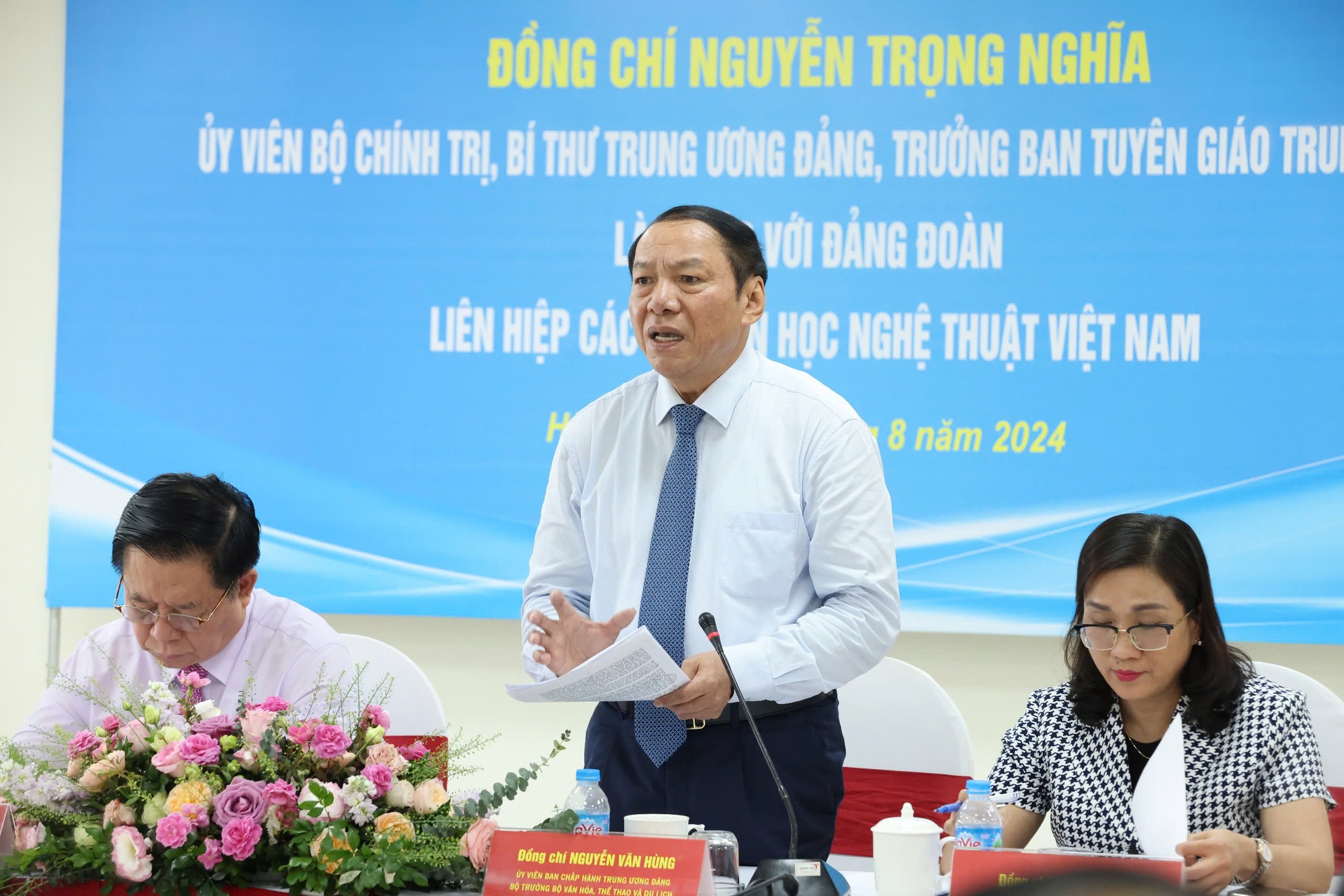 Trưởng Ban Tuyên giáo Trung ương Nguyễn Trọng Nghĩa: Khơi dậy, phát huy mạnh mẽ khát vọng cống hiến, năng lực sáng tạo của văn nghệ sĩ - Ảnh 4. Trưởng Ban Tuyên giáo Trung ương Nguyễn Trọng Nghĩa: Khơi dậy, phát huy mạnh mẽ khát vọng cống hiến, năng lực sáng tạo của văn nghệ sĩ - Ảnh 4.