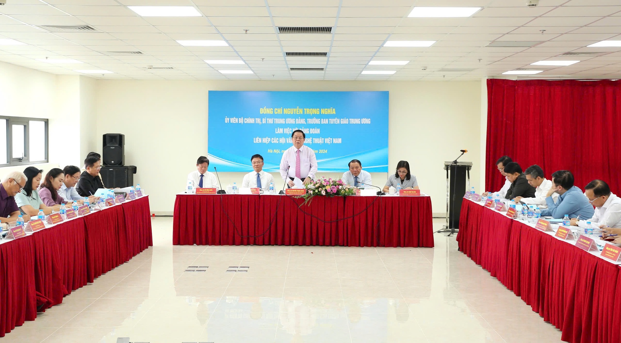 Trưởng Ban Tuyên giáo Trung ương Nguyễn Trọng Nghĩa: Khơi dậy, phát huy mạnh mẽ khát vọng cống hiến, năng lực sáng tạo của văn nghệ sĩ - Ảnh 1. Trưởng Ban Tuyên giáo Trung ương Nguyễn Trọng Nghĩa: Khơi dậy, phát huy mạnh mẽ khát vọng cống hiến, năng lực sáng tạo của văn nghệ sĩ - Ảnh 1.