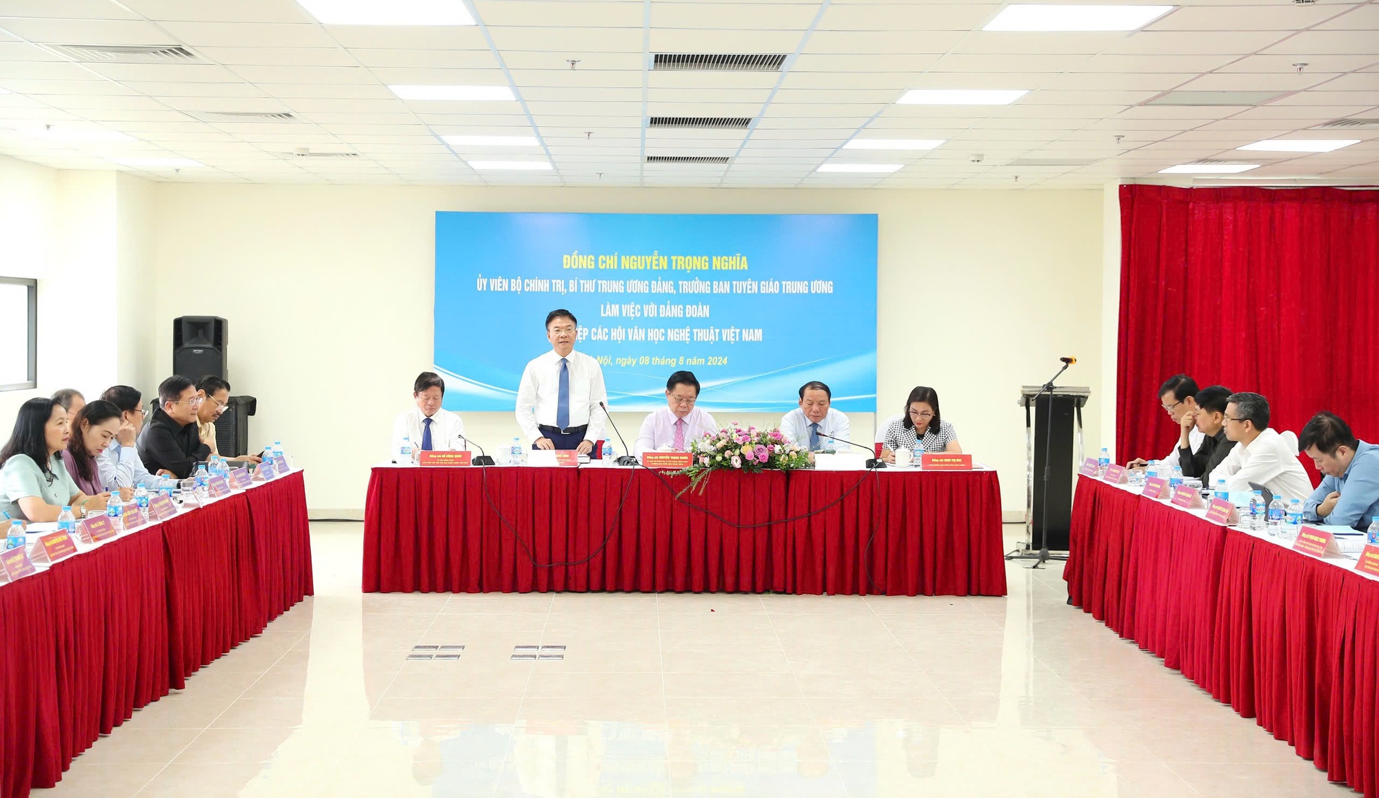 Trưởng Ban Tuyên giáo Trung ương Nguyễn Trọng Nghĩa: Khơi dậy, phát huy mạnh mẽ khát vọng cống hiến, năng lực sáng tạo của văn nghệ sĩ - Ảnh 3. Trưởng Ban Tuyên giáo Trung ương Nguyễn Trọng Nghĩa: Khơi dậy, phát huy mạnh mẽ khát vọng cống hiến, năng lực sáng tạo của văn nghệ sĩ - Ảnh 3.