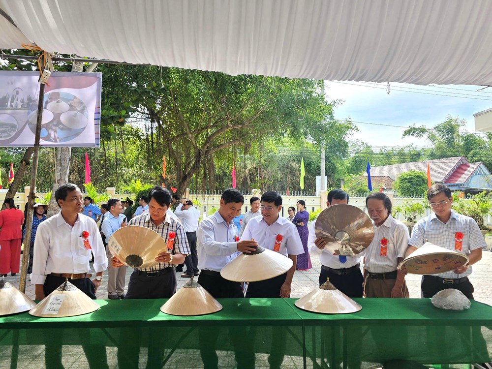 Bình Định đón bằng Di sản văn hóa phi vật thể quốc gia “Nghề chằm nón ngựa Phú Gia” - Ảnh 4.