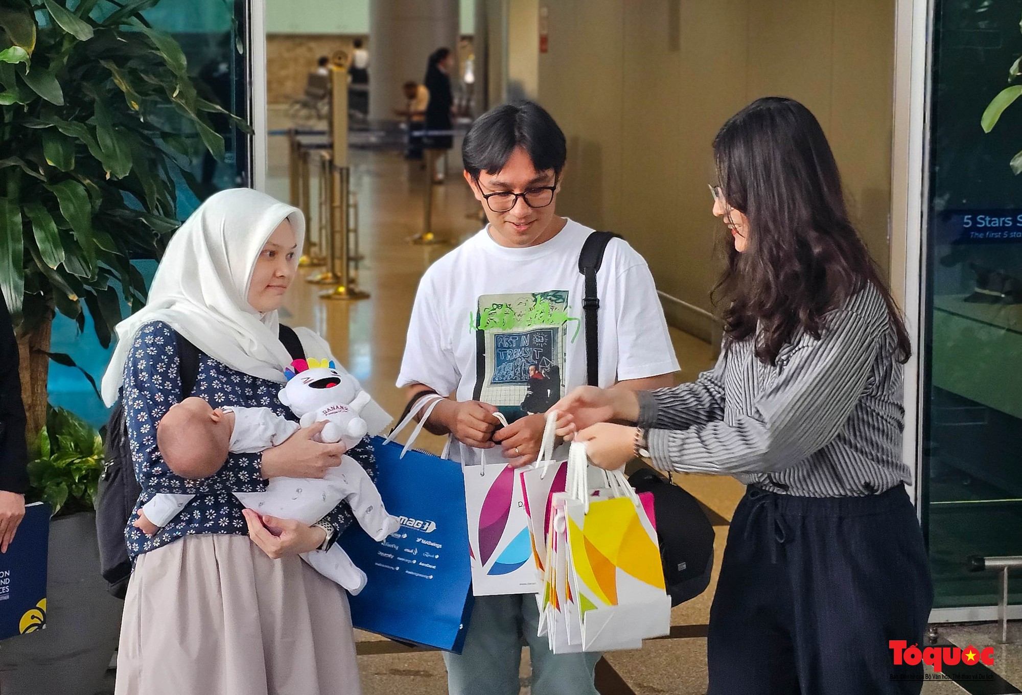 Đà Nẵng đón chuyến bay quốc tế thường kỳ đầu tiên của Malaysia Airlines từ Kuala Lumpur đến thành phố - Ảnh 1.