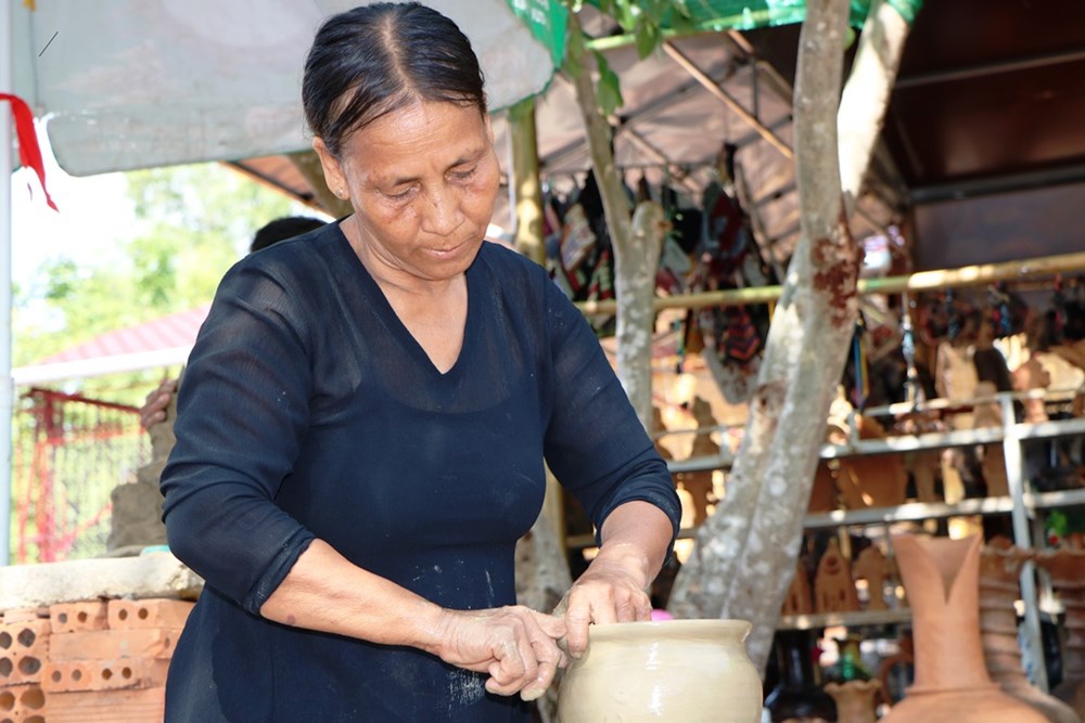 Ninh Thuận: Đưa gốm Chăm đến gần hơn với bạn bè, du khách - Ảnh 2.