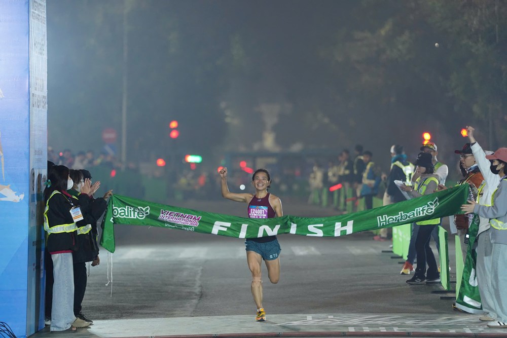 Giải bán marathon quốc tế Việt Nam 2025: Nhà vô địch SEA Games 32 Nguyễn Thị Oanh tiếp tục tỏa sáng - Ảnh 1.