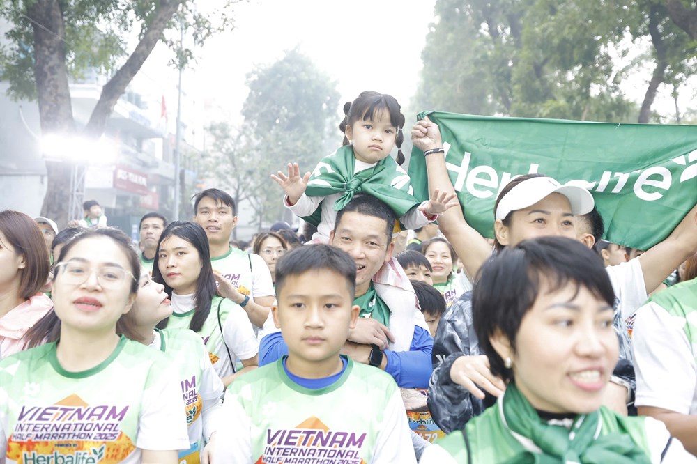 Giải bán marathon quốc tế Việt Nam 2025: Nhà vô địch SEA Games 32 Nguyễn Thị Oanh tiếp tục tỏa sáng - Ảnh 4.