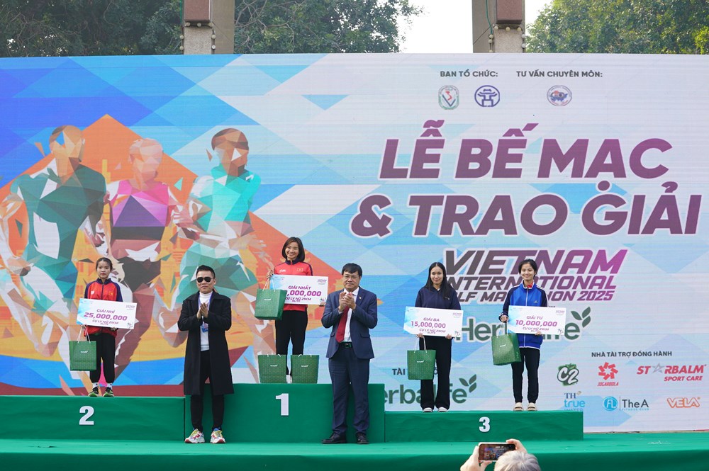 Giải bán marathon quốc tế Việt Nam 2025: Nhà vô địch SEA Games 32 Nguyễn Thị Oanh tiếp tục tỏa sáng - Ảnh 2.