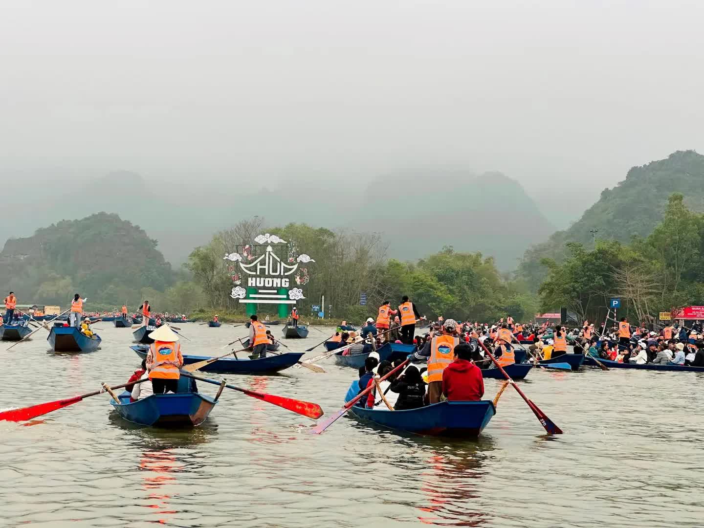 Hà Nội: Lễ hội chùa Hương điểm đến du lịch, văn hóa, truyền thống Việt - Ảnh 2.