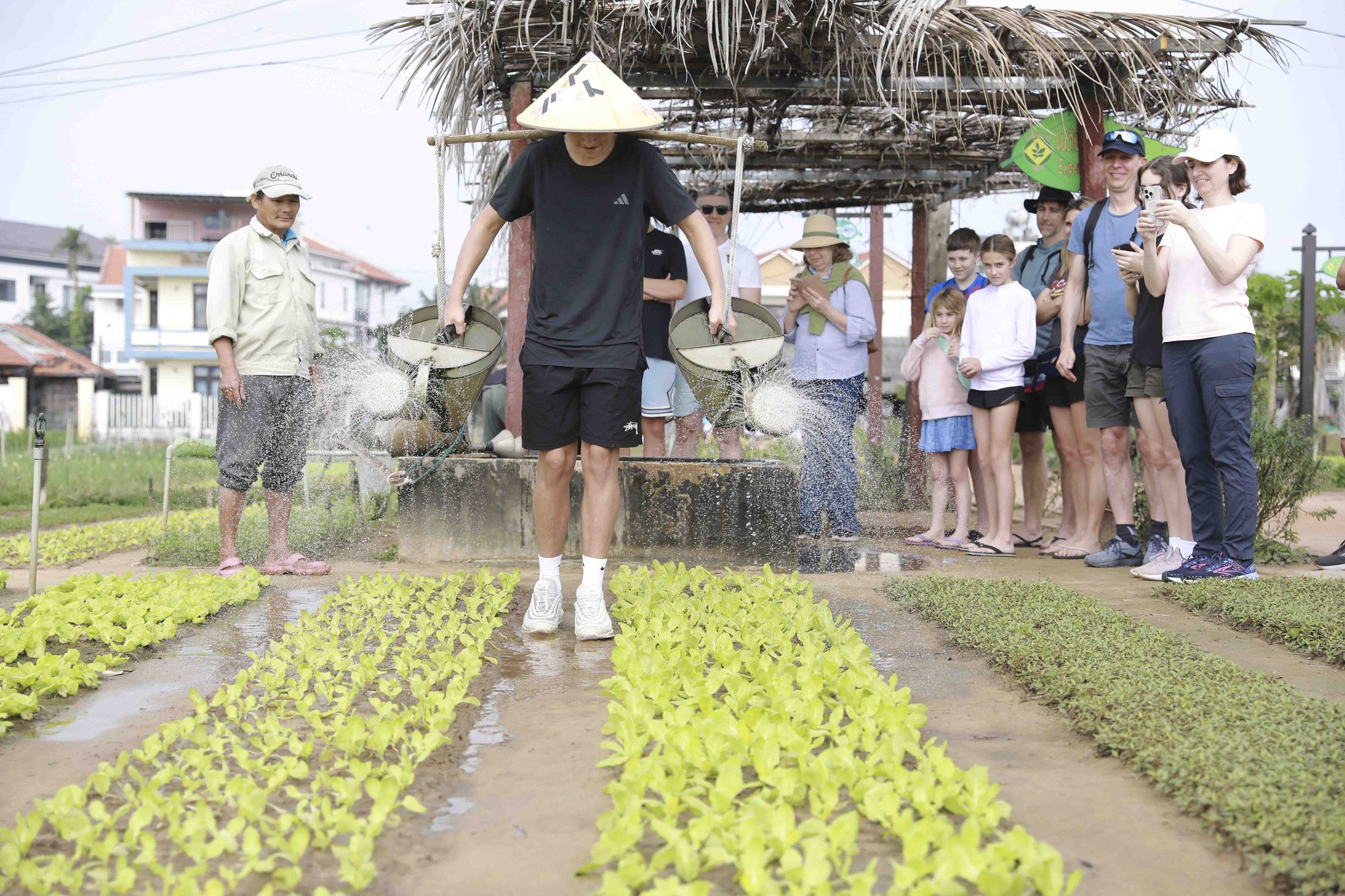 Khách quốc tế hào hứng tham quan, trải nghiệm tại Làng du lịch tốt nhất thế giới  - Ảnh 8.