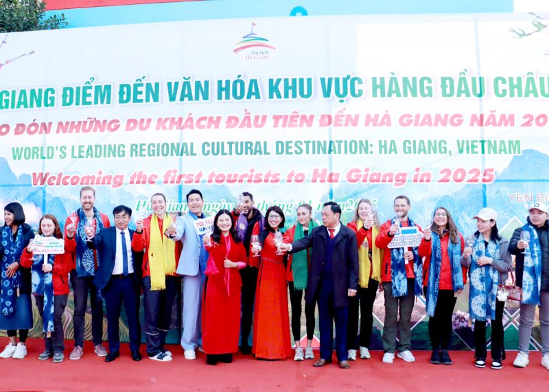 Hà Giang chào đón đoàn khách du lịch đầu tiên của năm 2025 - Ảnh 1.