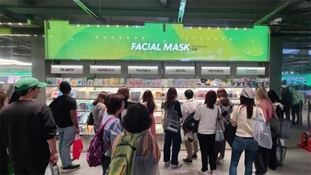 Du khách Trung Quốc đổ xô đến Myeongdong khi chính sách miễn thị thực có hiệu lực - Ảnh 2.