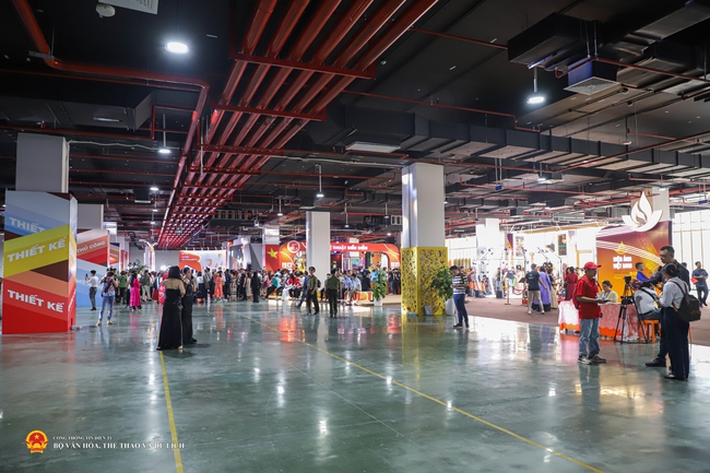 Tổ chức Phân khu "Tinh hoa Văn hóa Việt Nam" tại Hội chợ Mùa Thu năm 2025 - Ảnh 1. Tổ chức Phân khu "Tinh hoa Văn hóa Việt Nam" tại Hội chợ Mùa Thu năm 2025 - Ảnh 1.