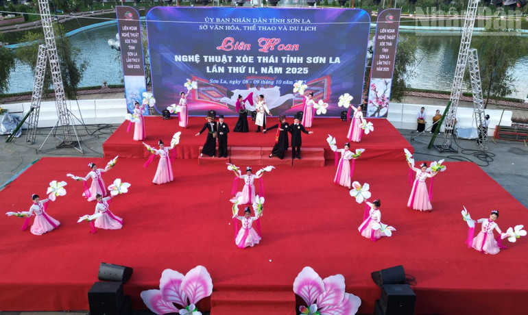 Sôi động liên hoan nghệ thuật xòe Thái tỉnh Sơn La lần thứ 2 - Ảnh 5. Sôi động liên hoan nghệ thuật xòe Thái tỉnh Sơn La lần thứ 2 - Ảnh 5.