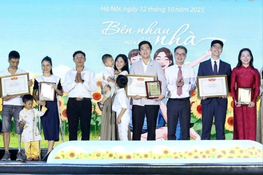 Tuyên dương 10 “Gia đình trẻ hạnh phúc” năm 2025 - Ảnh 5. Tuyên dương 10 “Gia đình trẻ hạnh phúc” năm 2025 - Ảnh 5.