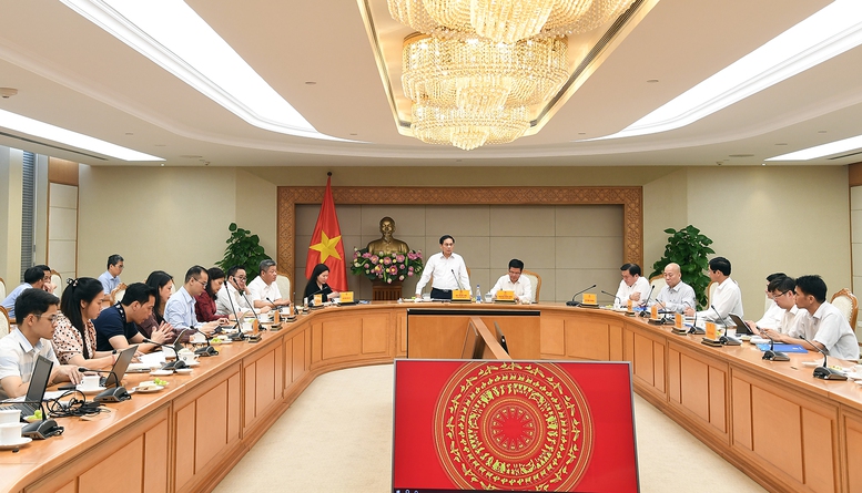 Phó Thủ tướng Bùi Thanh Sơn chủ trì họp rà soát tiến độ chuẩn bị tổ chức Hội chợ Mùa thu 2025 - Ảnh 2. Phó Thủ tướng Bùi Thanh Sơn chủ trì họp rà soát tiến độ chuẩn bị tổ chức Hội chợ Mùa thu 2025 - Ảnh 2.