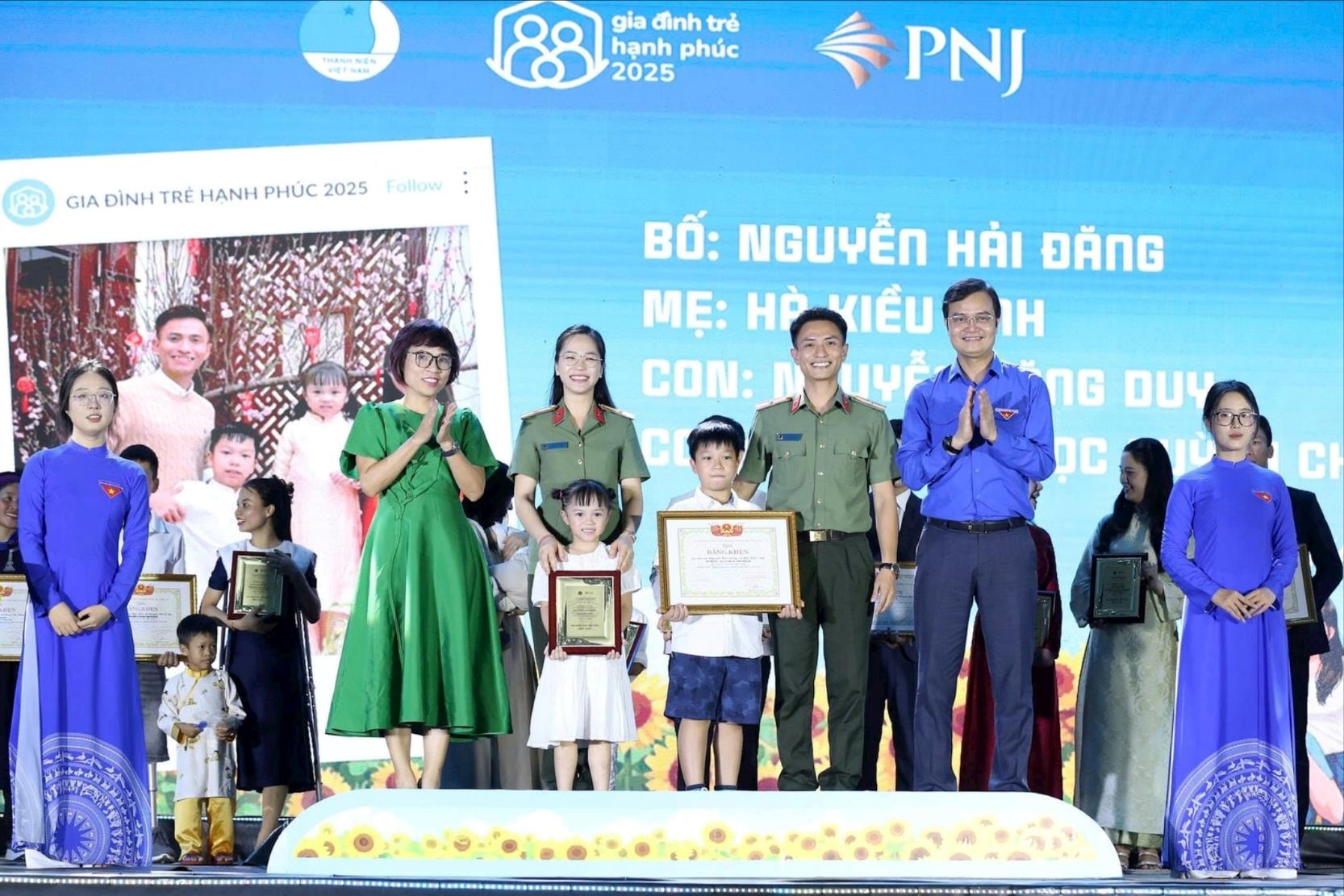 Tuyên dương 10 “Gia đình trẻ hạnh phúc” năm 2025 - Ảnh 2. Tuyên dương 10 “Gia đình trẻ hạnh phúc” năm 2025 - Ảnh 2.