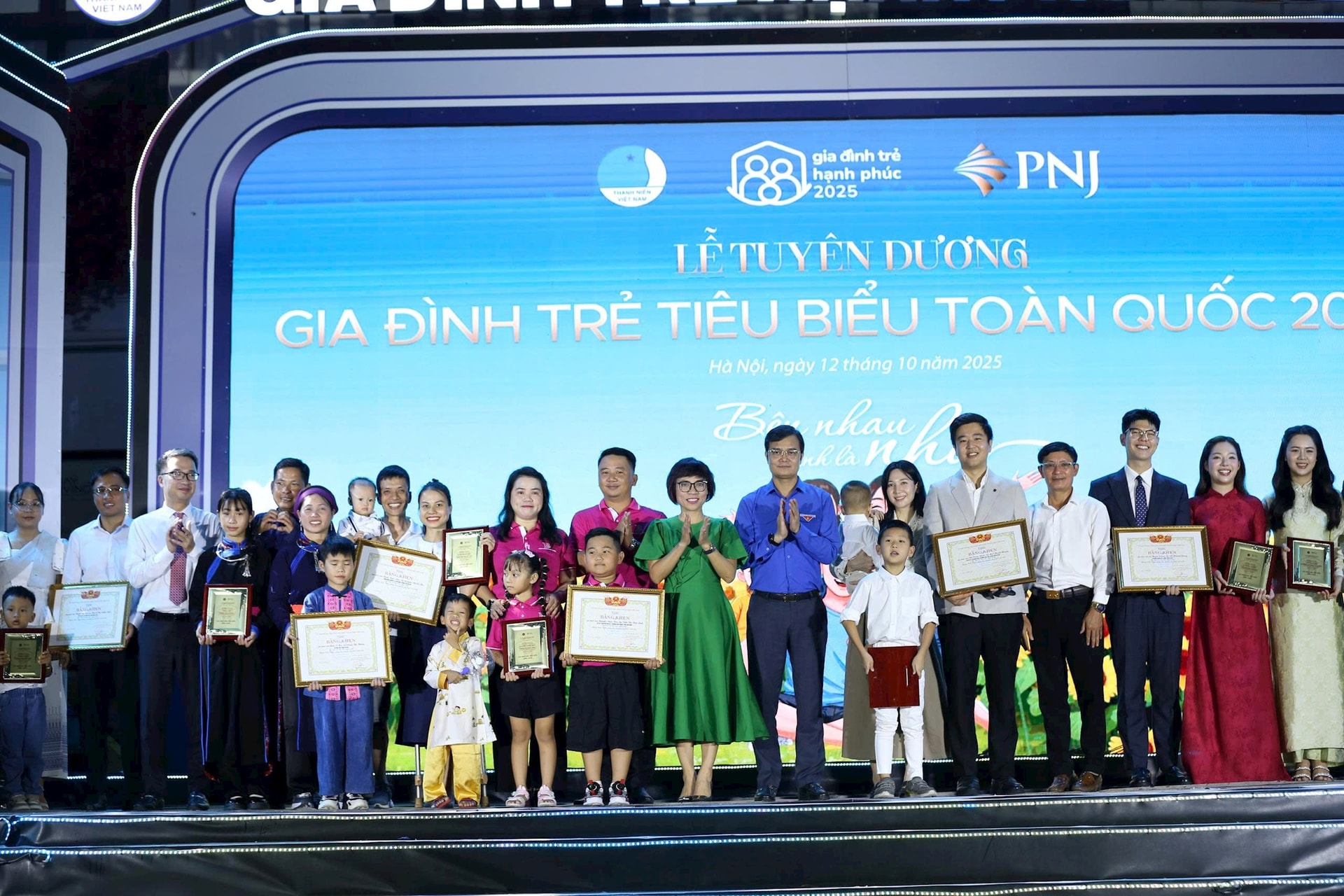 Tuyên dương 10 “Gia đình trẻ hạnh phúc” năm 2025 - Ảnh 1. Tuyên dương 10 “Gia đình trẻ hạnh phúc” năm 2025 - Ảnh 1.