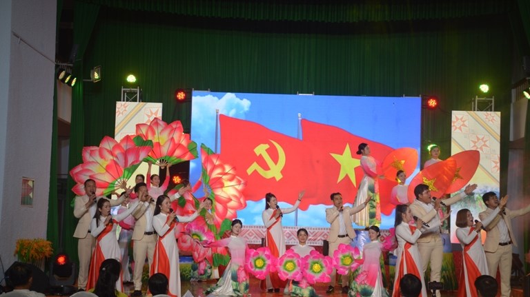 Rực rỡ sắc màu Tuyên truyền lưu động nơi phố núi Gia Lai - Ảnh 1. Rực rỡ sắc màu Tuyên truyền lưu động nơi phố núi Gia Lai - Ảnh 1.