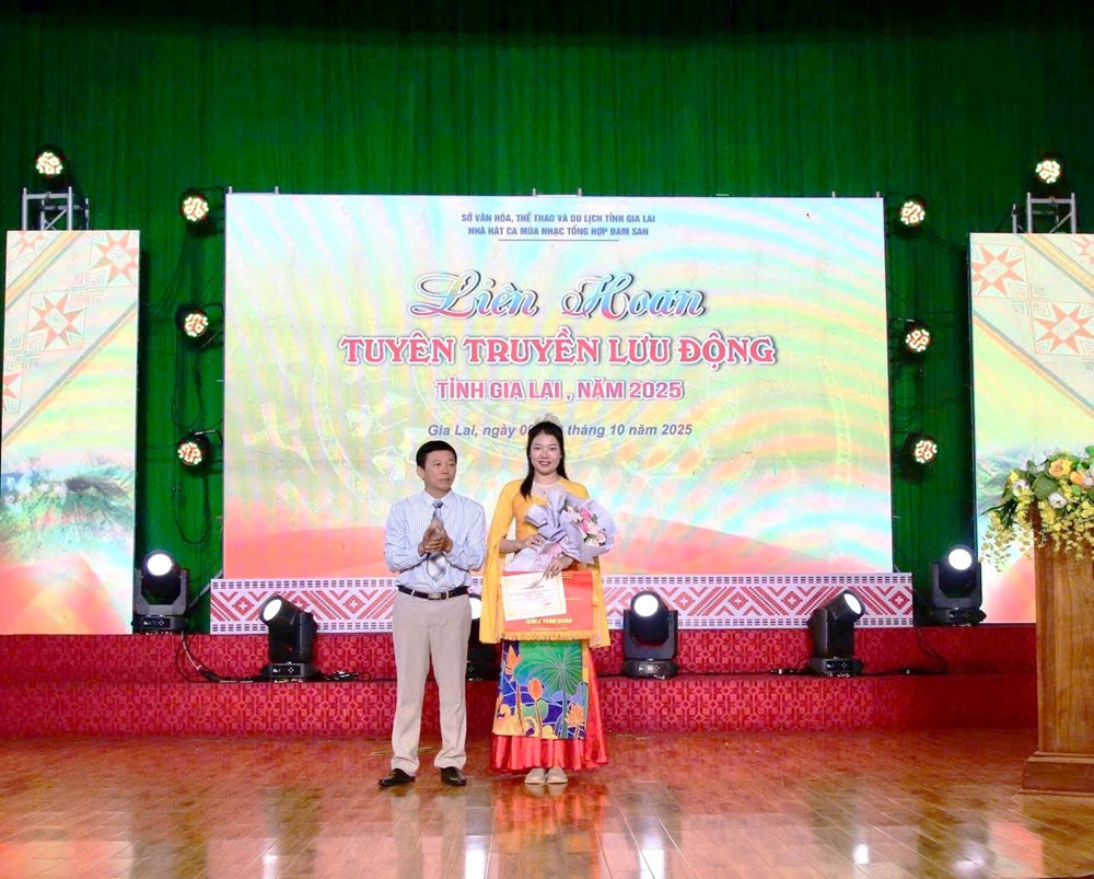 Rực rỡ sắc màu Tuyên truyền lưu động nơi phố núi Gia Lai - Ảnh 2. Rực rỡ sắc màu Tuyên truyền lưu động nơi phố núi Gia Lai - Ảnh 2.