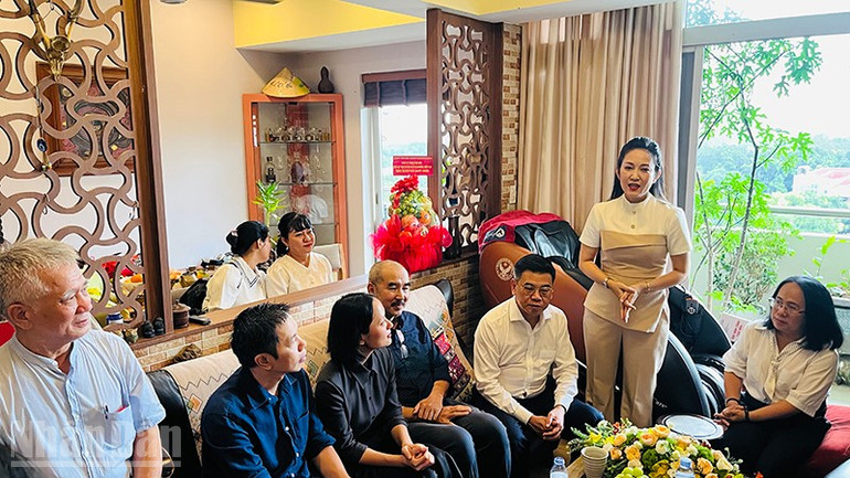 T.P Hồ Chí Minh: Trao Bằng khen cho đạo diễn Bùi Thạc Chuyên - Ảnh 3. T.P Hồ Chí Minh: Trao Bằng khen cho đạo diễn Bùi Thạc Chuyên - Ảnh 3.