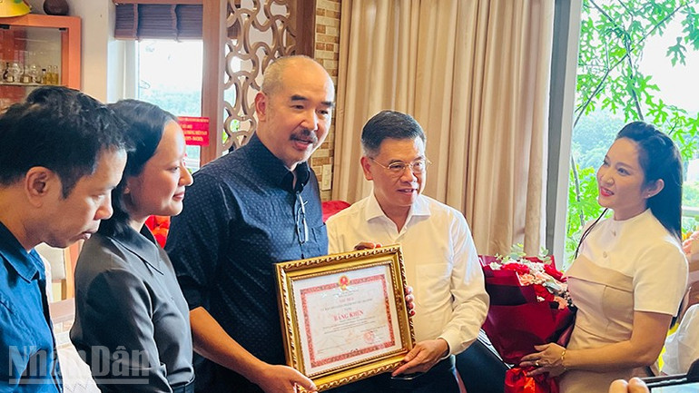 T.P Hồ Chí Minh: Trao Bằng khen cho đạo diễn Bùi Thạc Chuyên - Ảnh 2. T.P Hồ Chí Minh: Trao Bằng khen cho đạo diễn Bùi Thạc Chuyên - Ảnh 2.