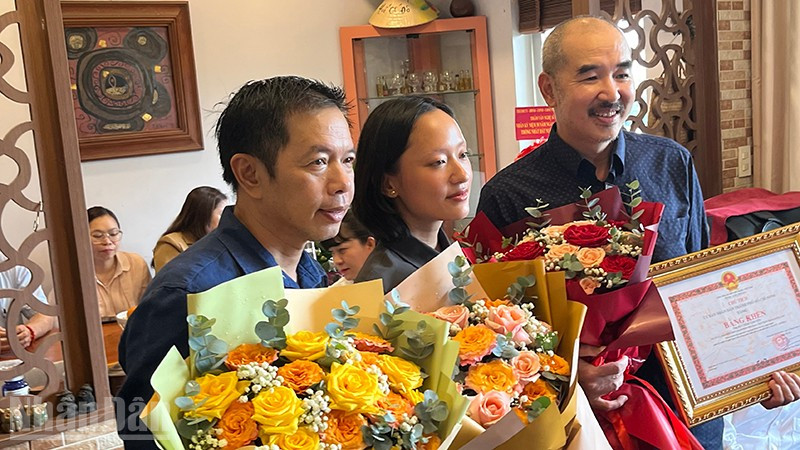T.P Hồ Chí Minh: Trao Bằng khen cho đạo diễn Bùi Thạc Chuyên - Ảnh 1.
