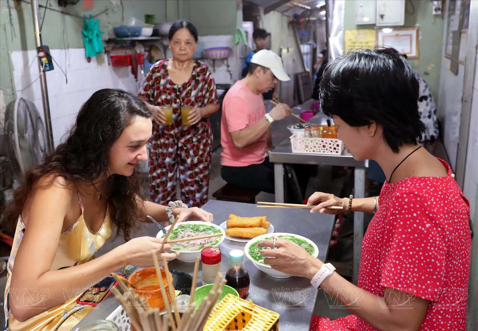 Tìm hướng đưa ẩm thực đường phố Hà Nội trở thành sản phẩm du lịch hấp dẫn - Ảnh 1. Tìm hướng đưa ẩm thực đường phố Hà Nội trở thành sản phẩm du lịch hấp dẫn - Ảnh 1.